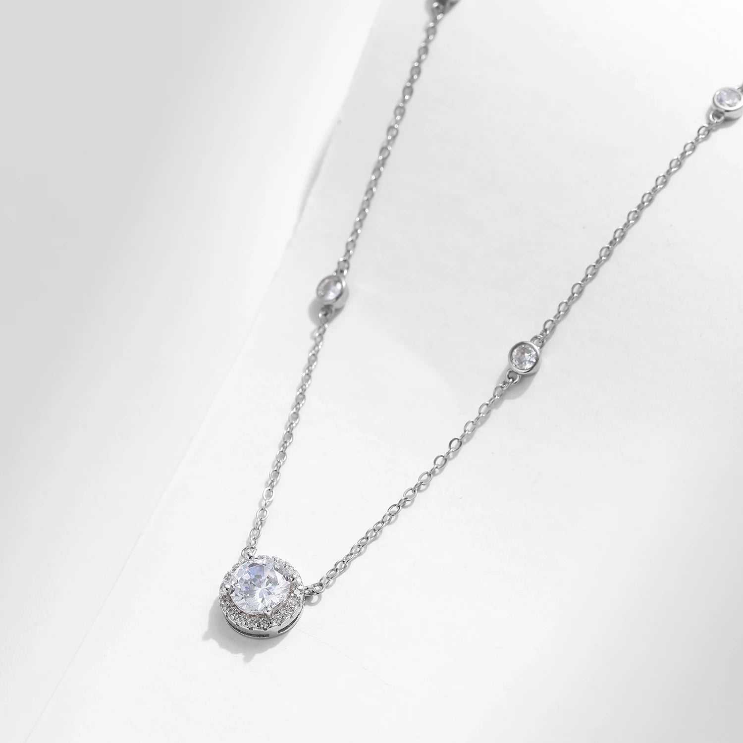 Pendentif rond en zircon transparent 