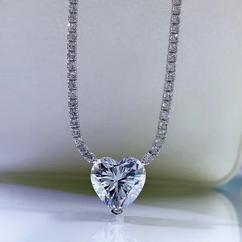 Pendentif en argent avec diamant en forme de cœur 