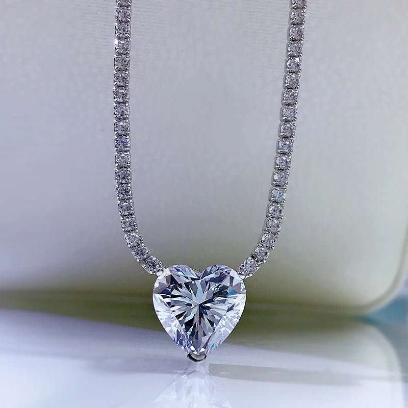 Pendentif en argent avec diamant en forme de cœur 