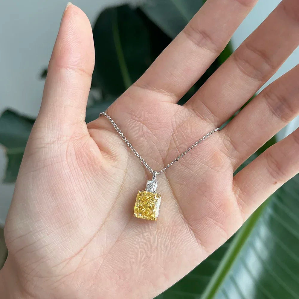 Pendentif en jade jaune taillé dans la glace 