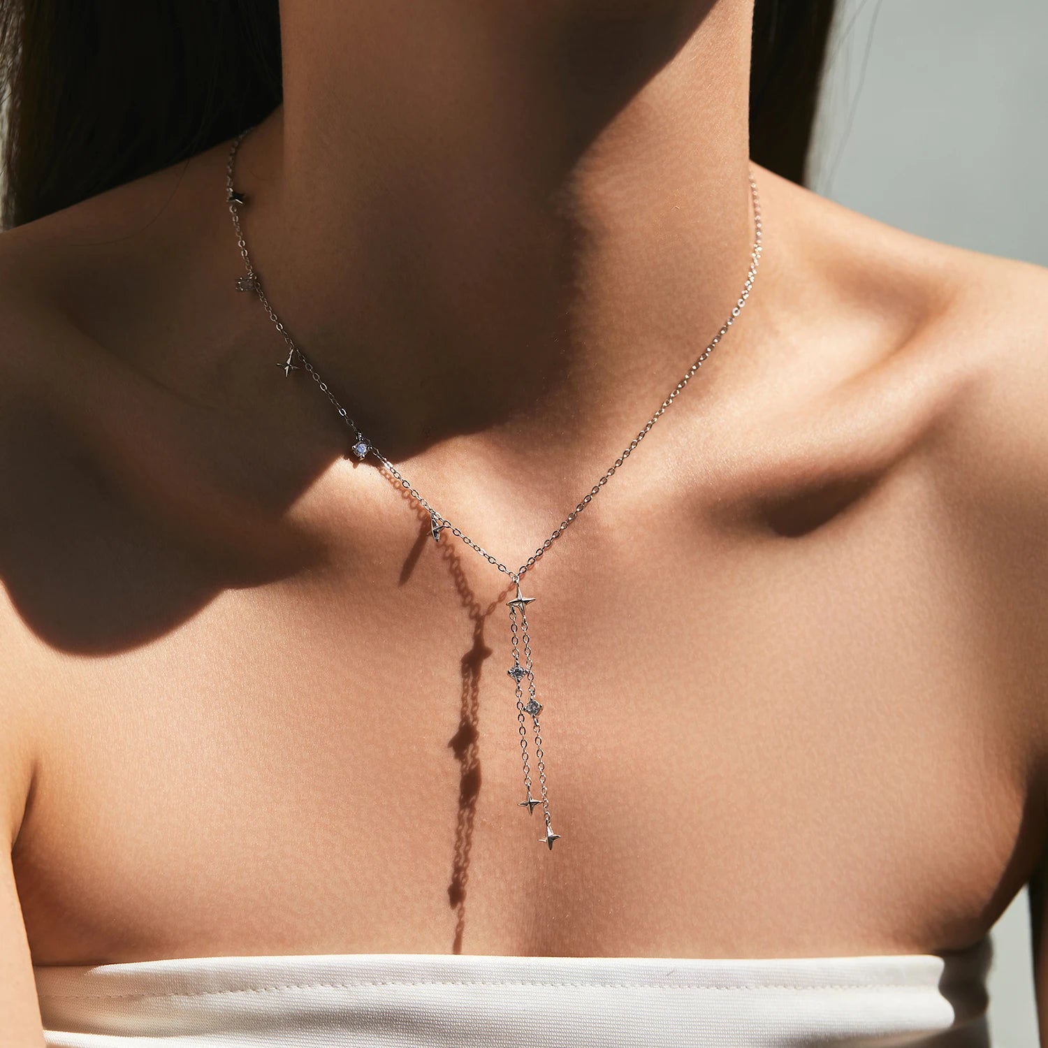 Collier ras du cou délicat en forme de Y avec breloque étoiles scintillantes 