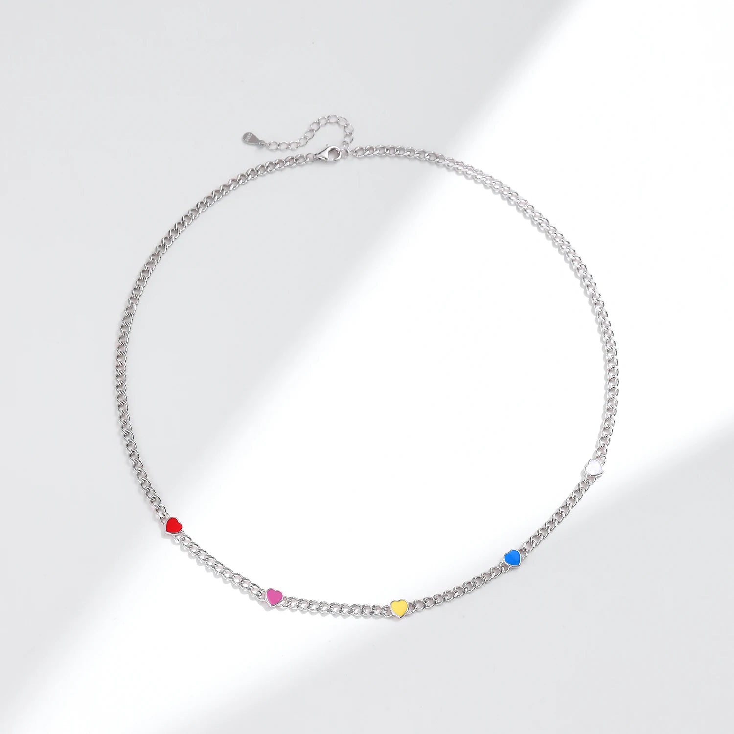 Collier ras-du-cou en émail coloré cœur à cœur 