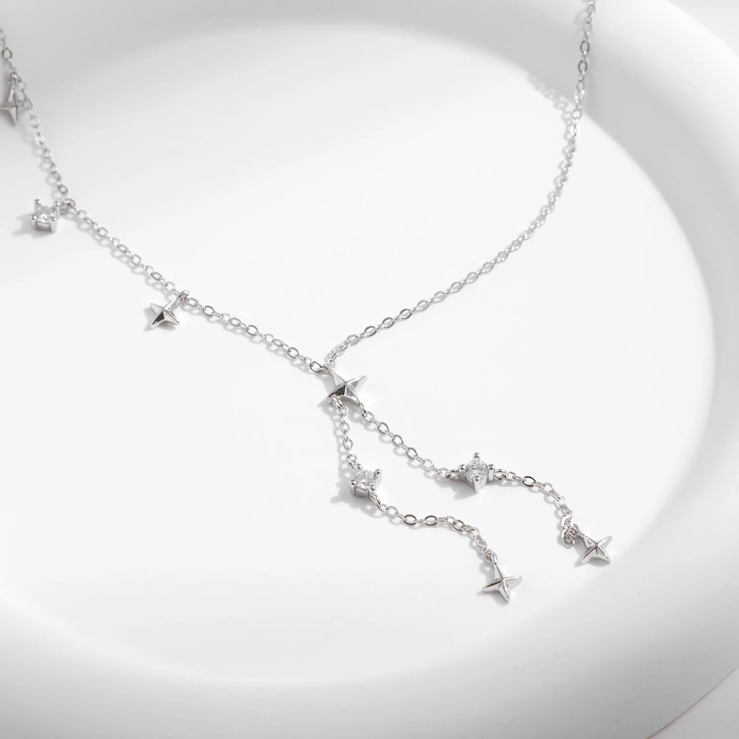 Collier ras du cou délicat en forme de Y avec breloque étoiles scintillantes 