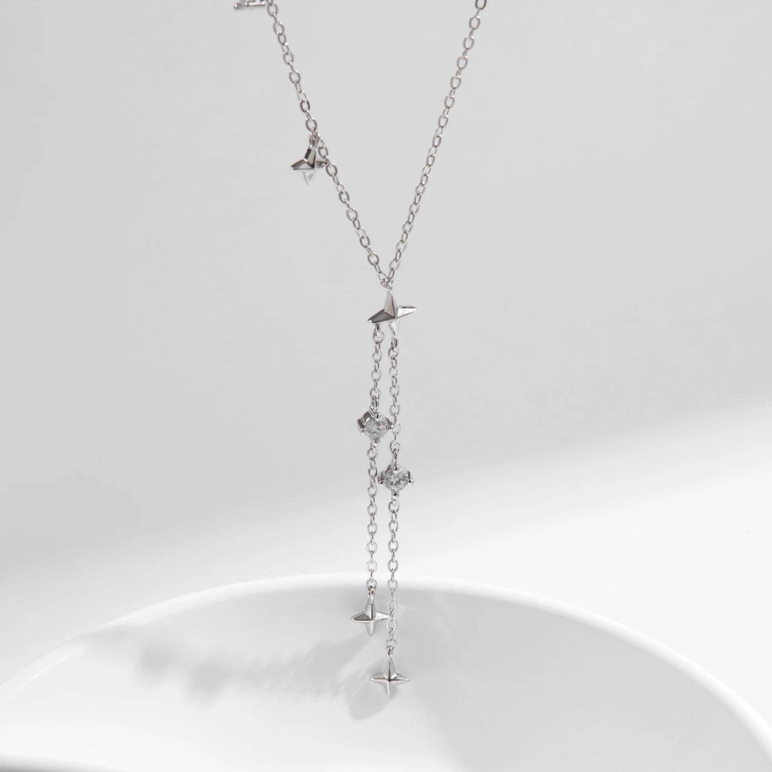 Collier ras du cou délicat en forme de Y avec breloque étoiles scintillantes 