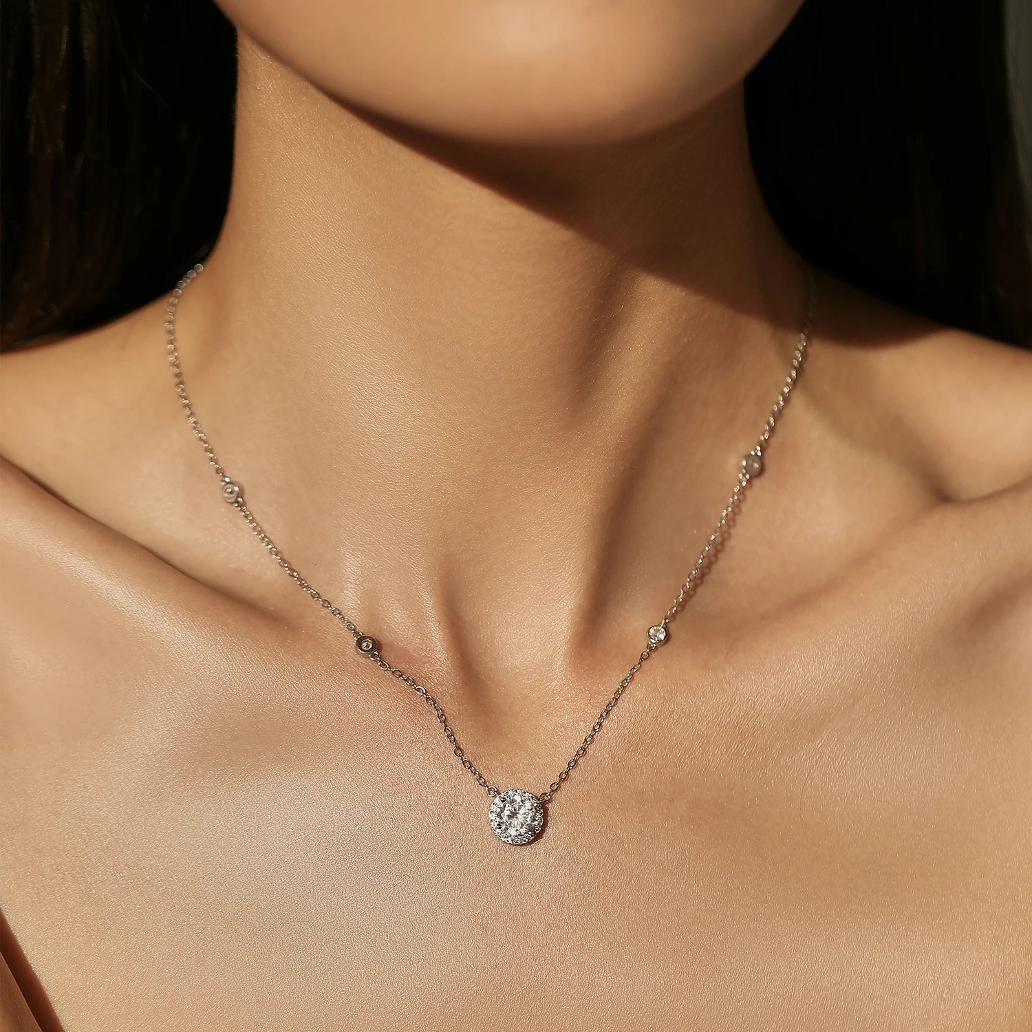 Pendentif rond en zircon transparent 