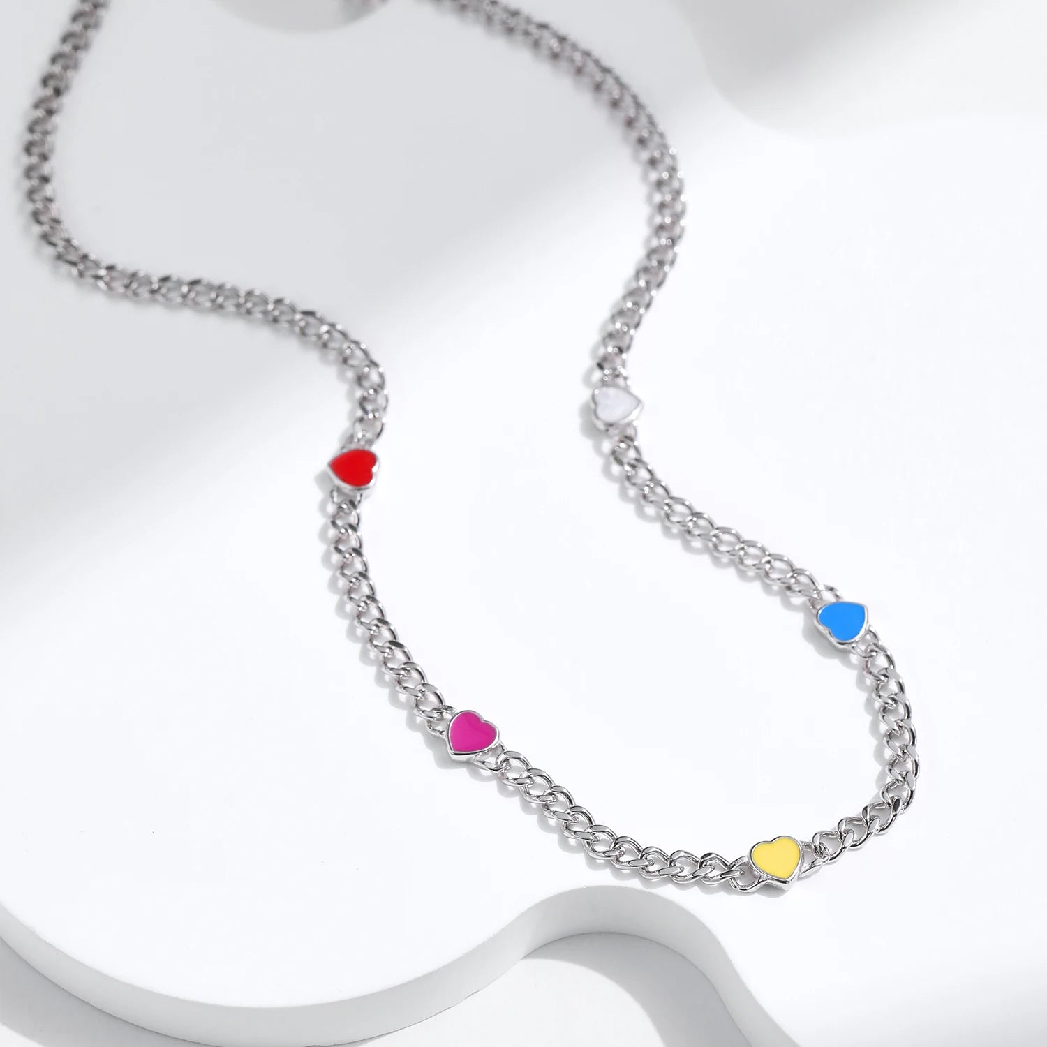 Collier ras-du-cou en émail coloré cœur à cœur 
