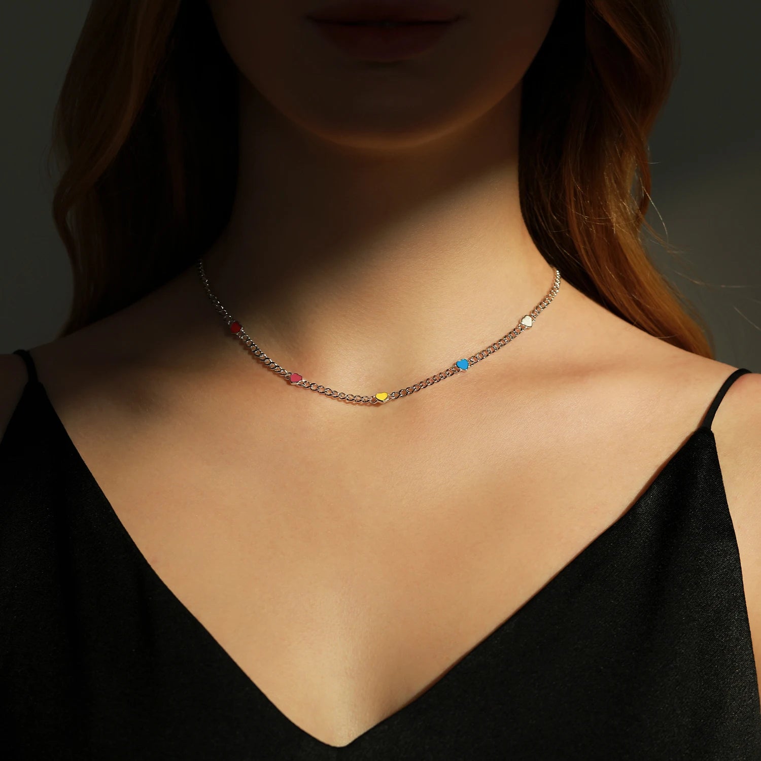Collier ras-du-cou en émail coloré cœur à cœur 
