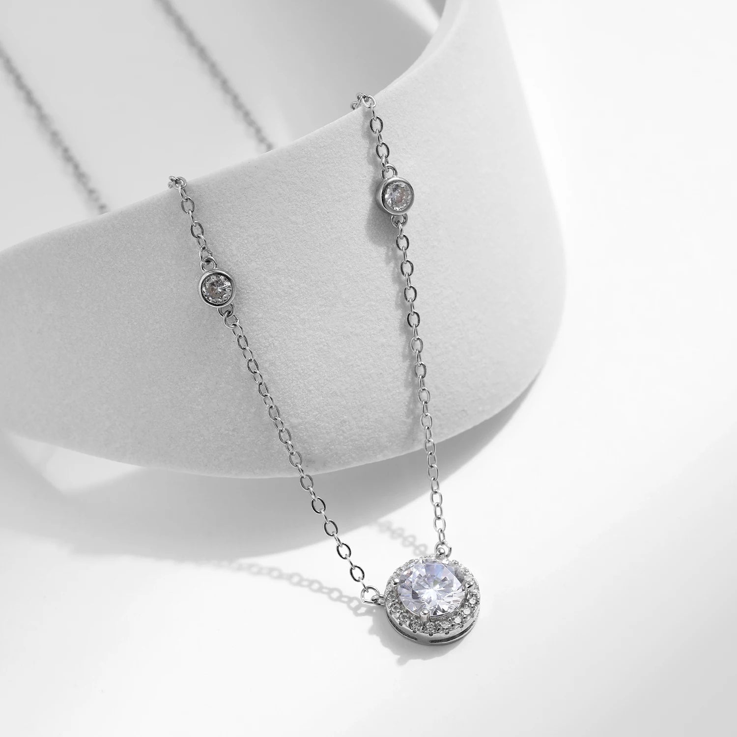 Pendentif rond en zircon transparent 