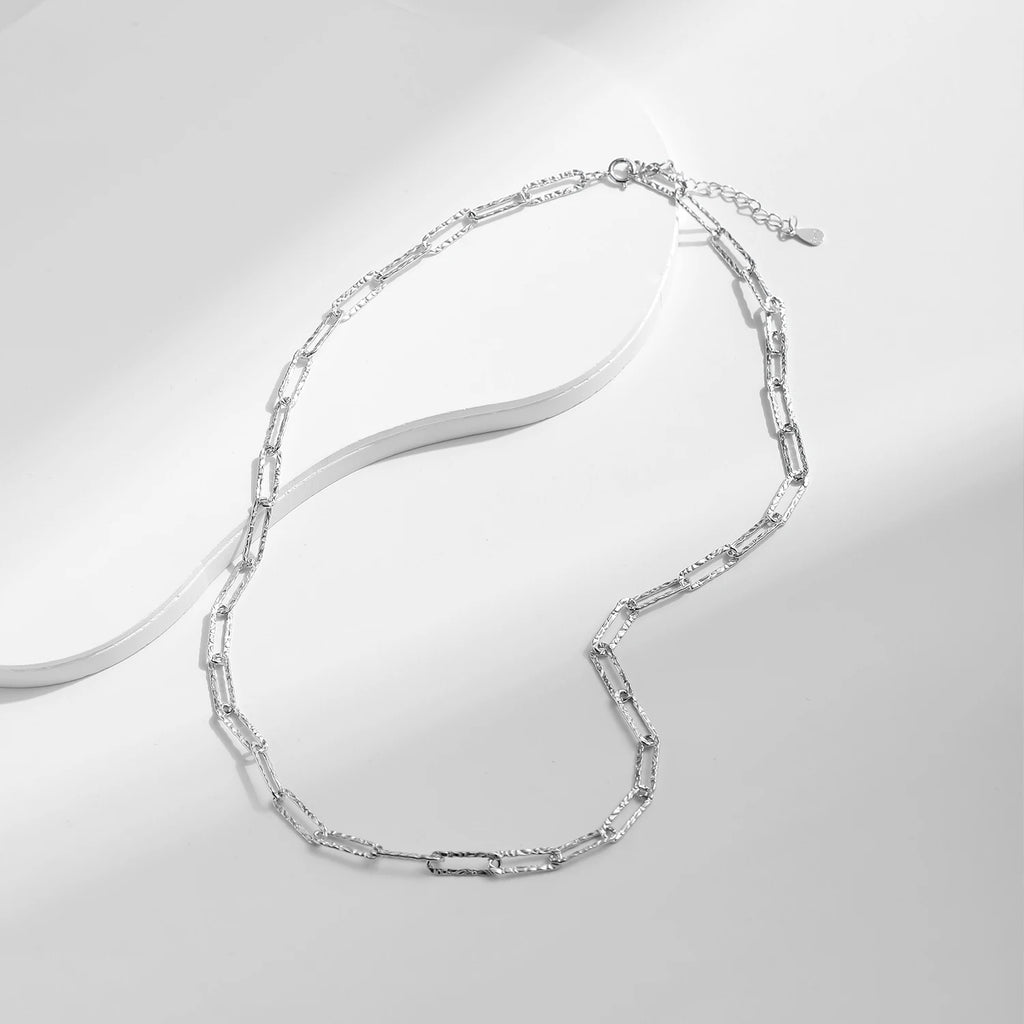 Collier texturé en papier d'aluminium 