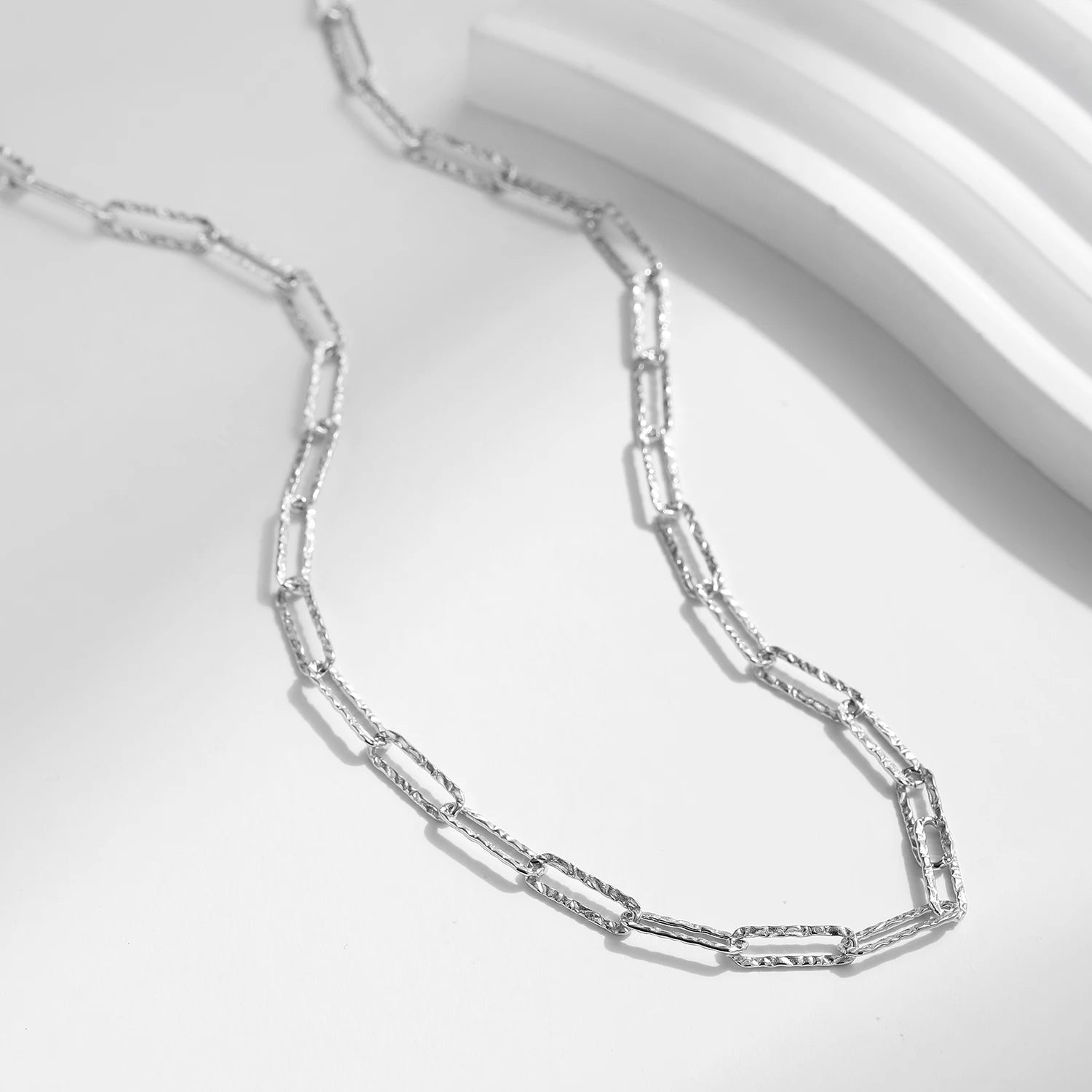 Collier texturé en papier d'aluminium 