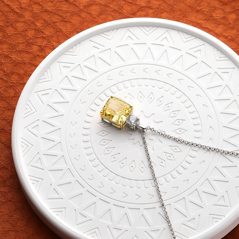 Pendentif en jade jaune taillé dans la glace 