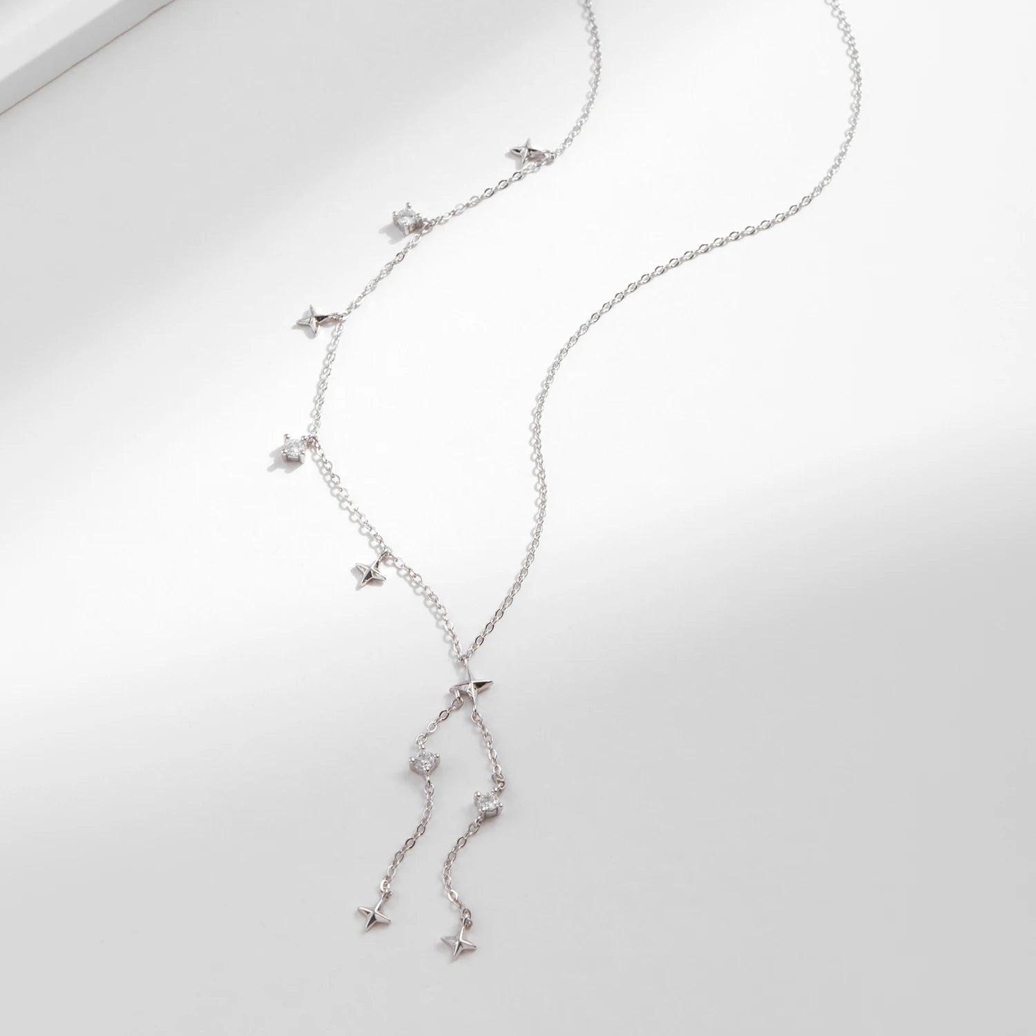Collier ras du cou délicat en forme de Y avec breloque étoiles scintillantes 