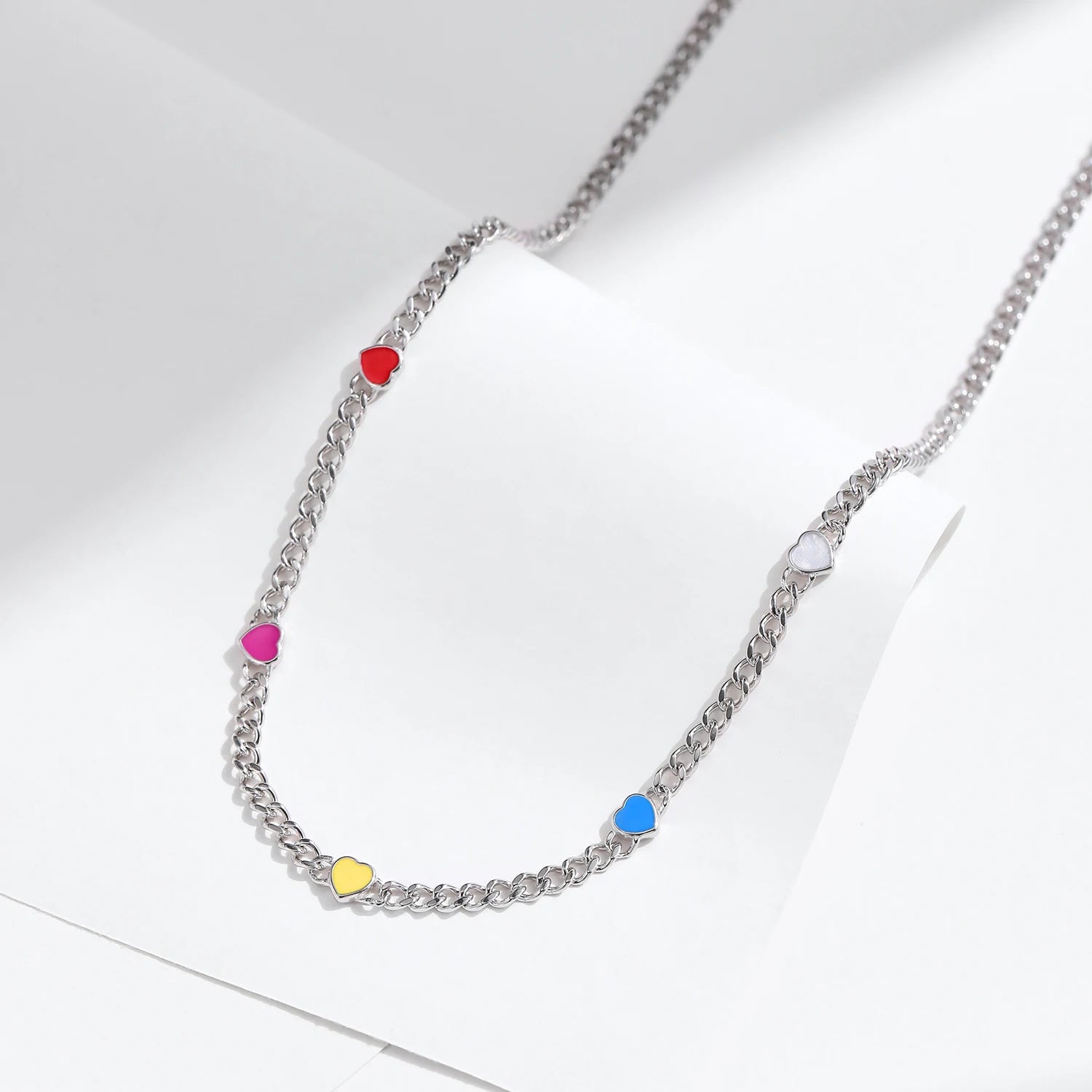 Collier ras-du-cou en émail coloré cœur à cœur 