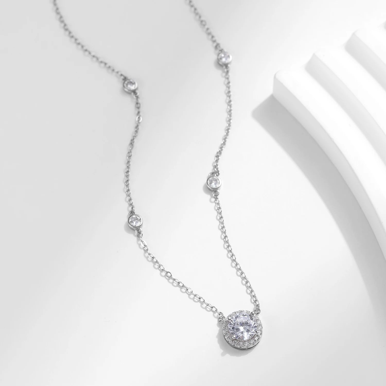Pendentif rond en zircon transparent 