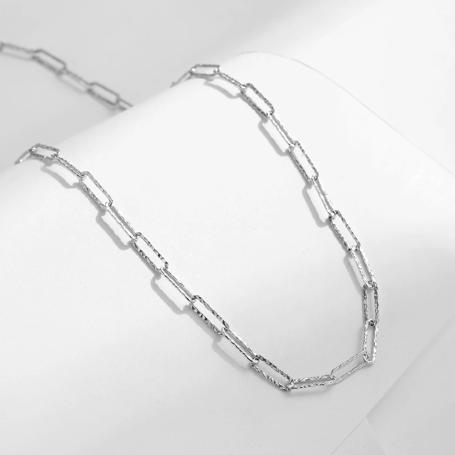 Collier texturé en papier d'aluminium 